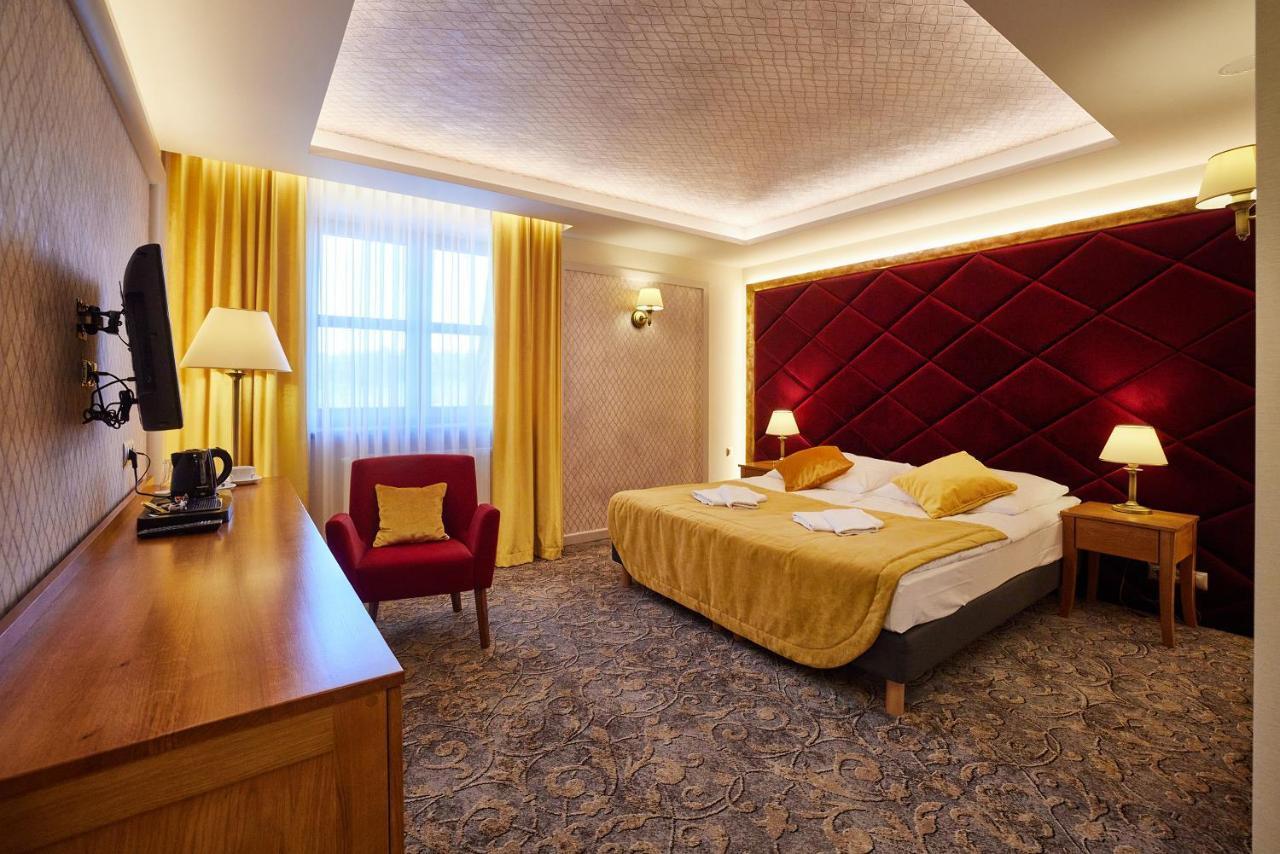 Hotel Debowy Dwor Ruda Rozaniecka Esterno foto