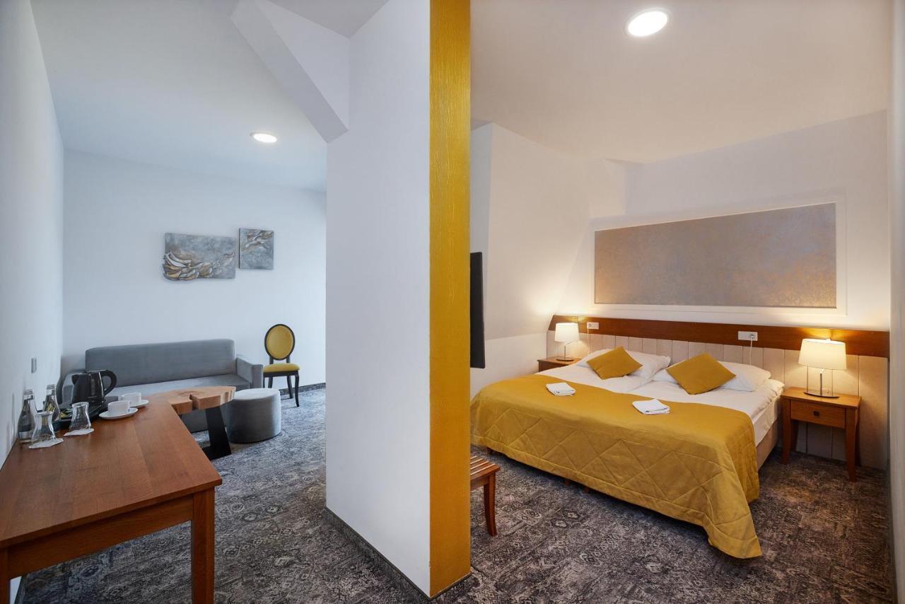 Hotel Debowy Dwor Ruda Rozaniecka Esterno foto