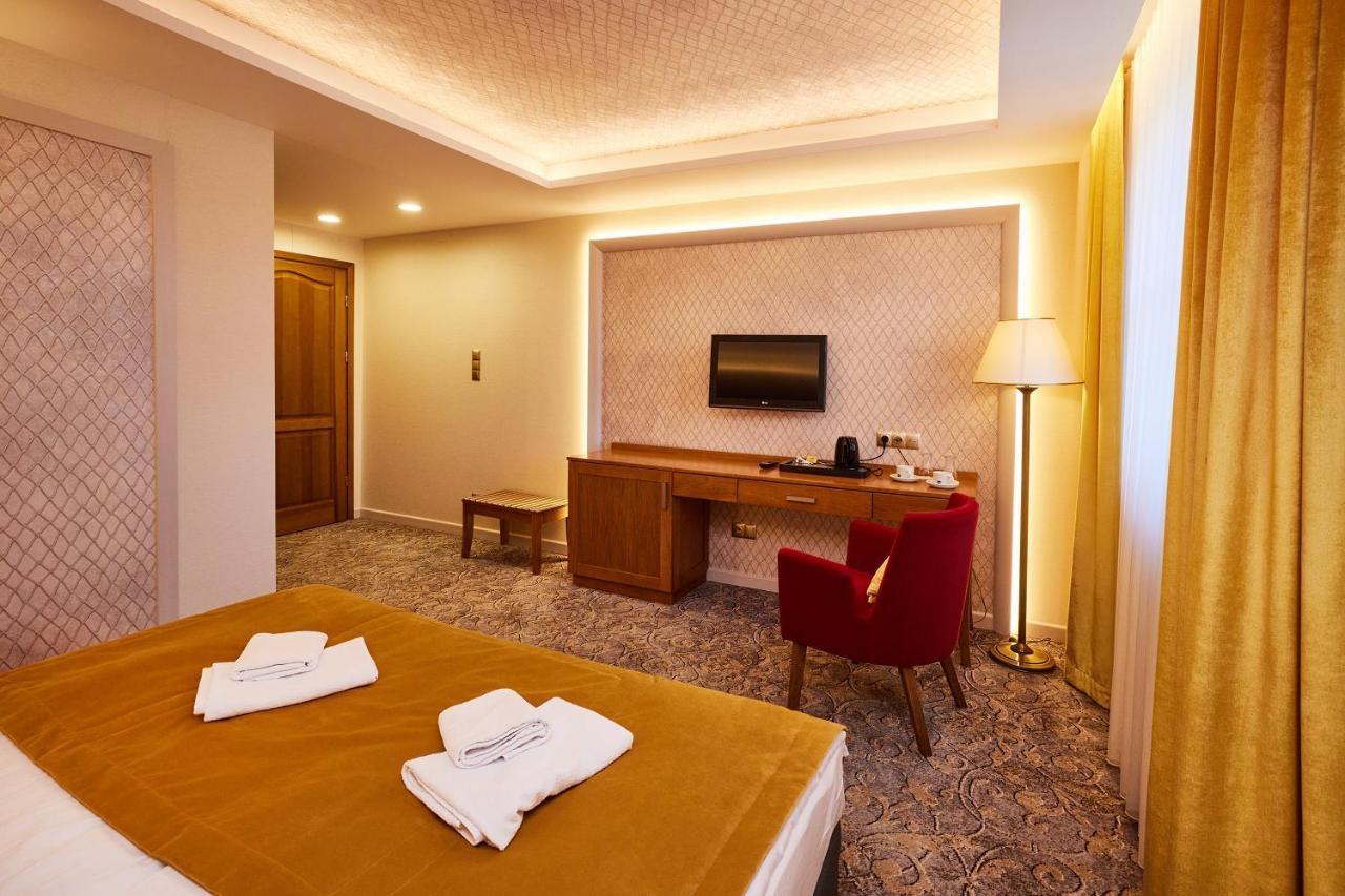 Hotel Debowy Dwor Ruda Rozaniecka Esterno foto