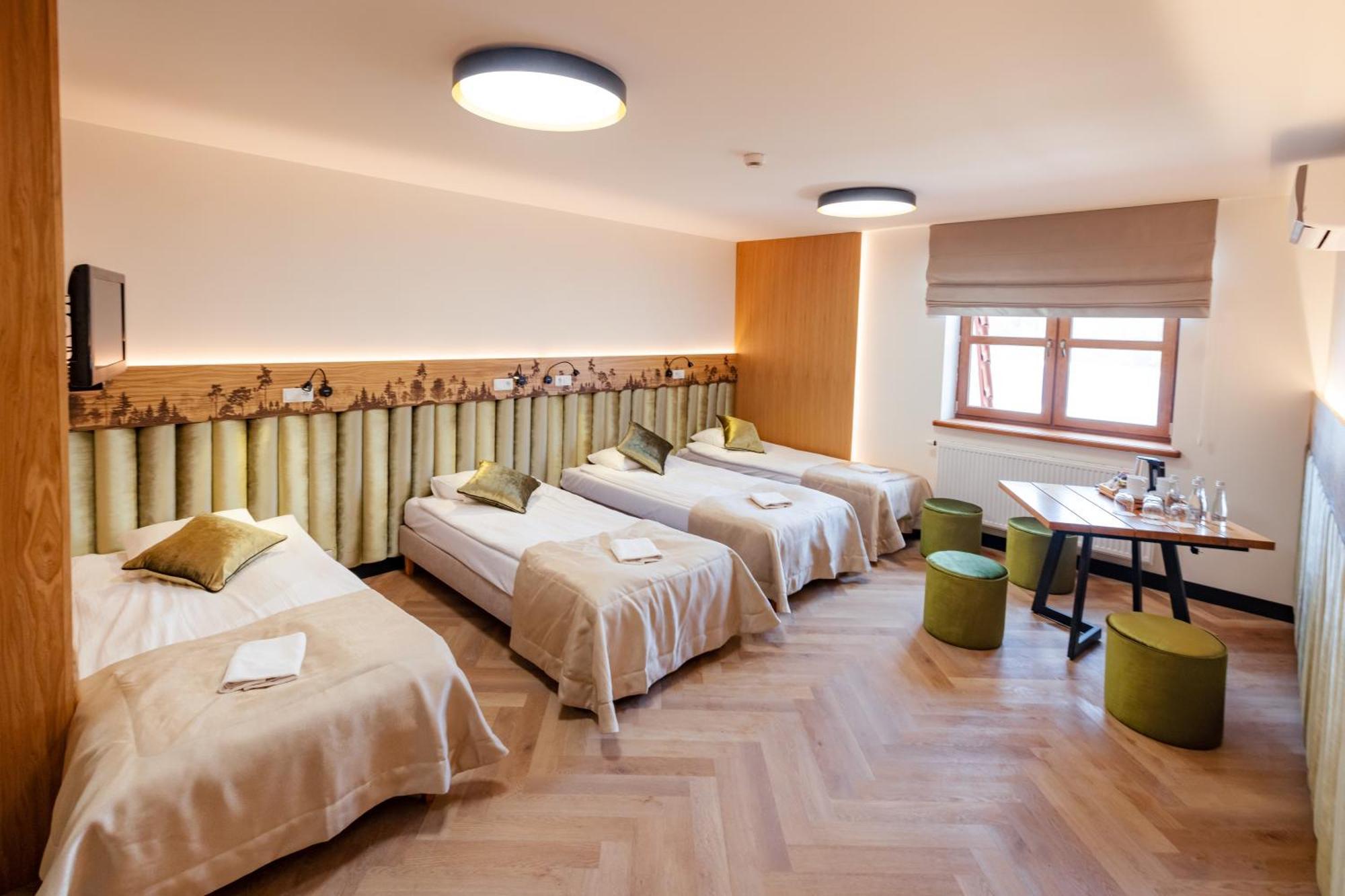 Hotel Debowy Dwor Ruda Rozaniecka Esterno foto