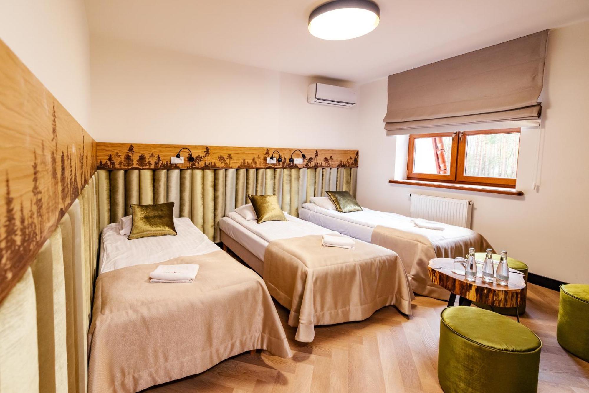 Hotel Debowy Dwor Ruda Rozaniecka Esterno foto