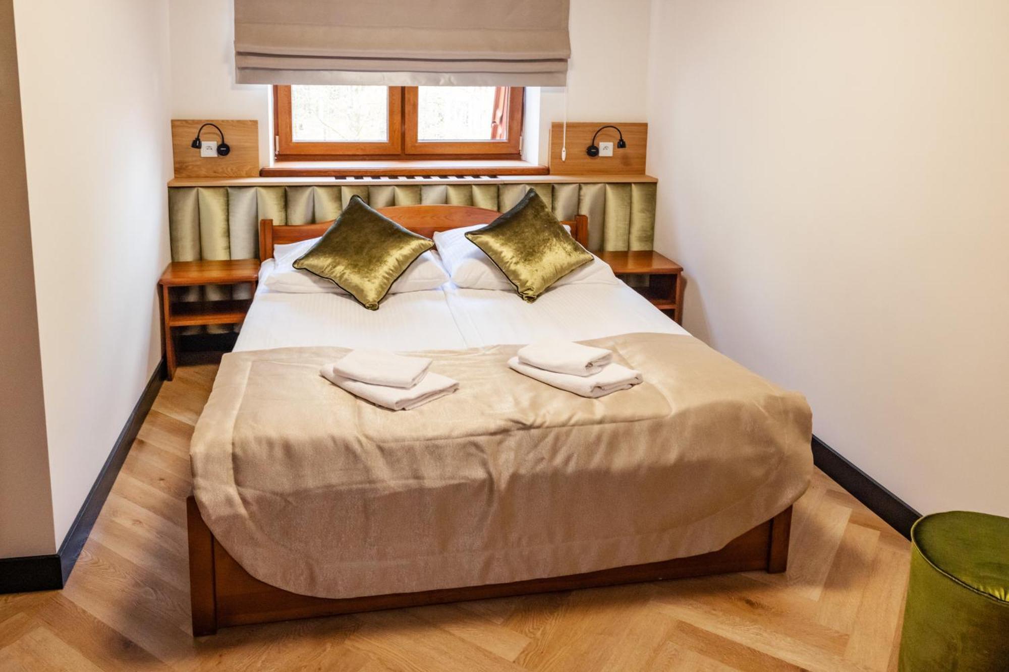 Hotel Debowy Dwor Ruda Rozaniecka Esterno foto
