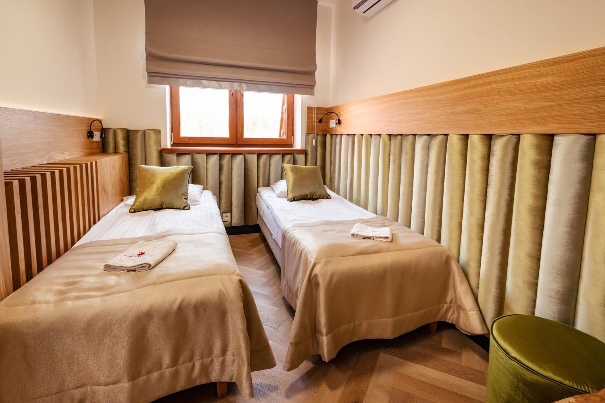 Hotel Debowy Dwor Ruda Rozaniecka Esterno foto