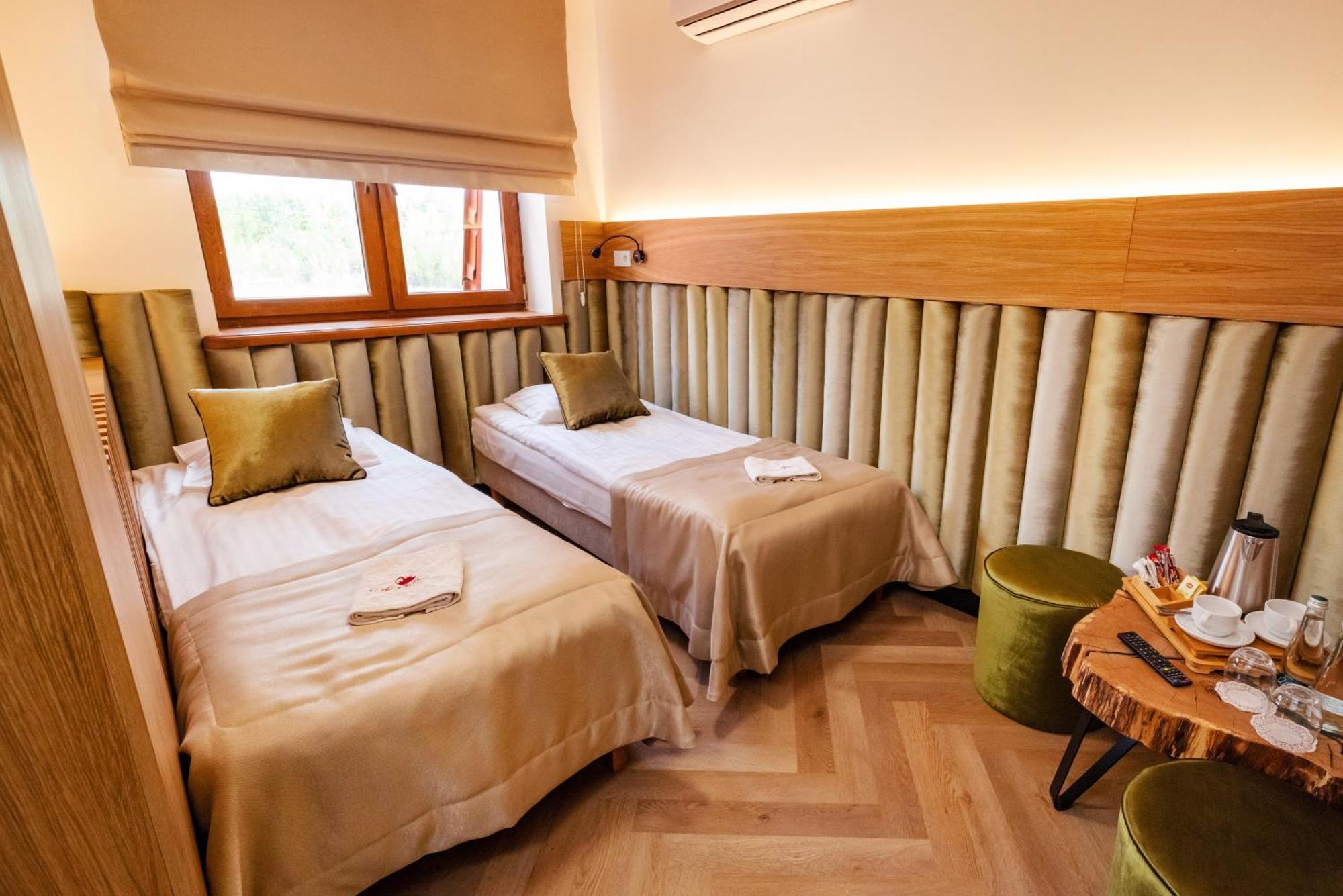 Hotel Debowy Dwor Ruda Rozaniecka Esterno foto